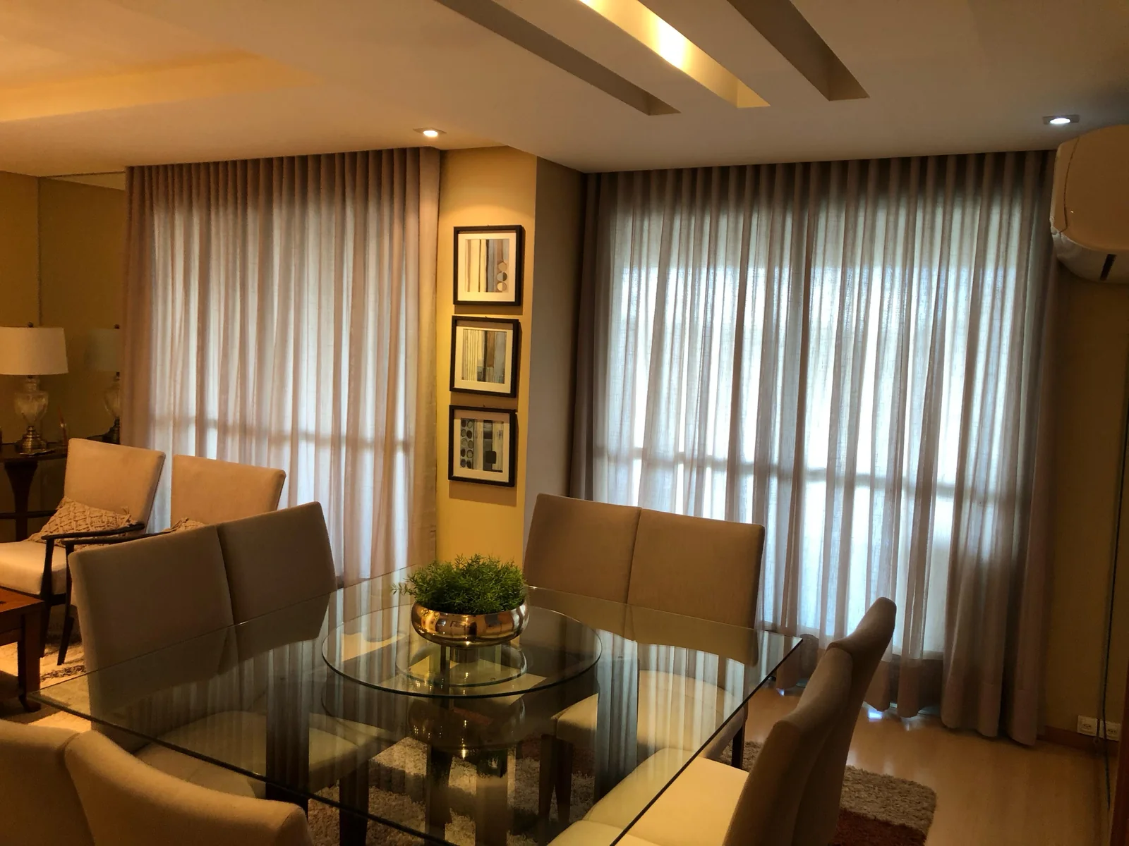 Sala com cortinas instaladas pela Vavá Cortinas e Persianas